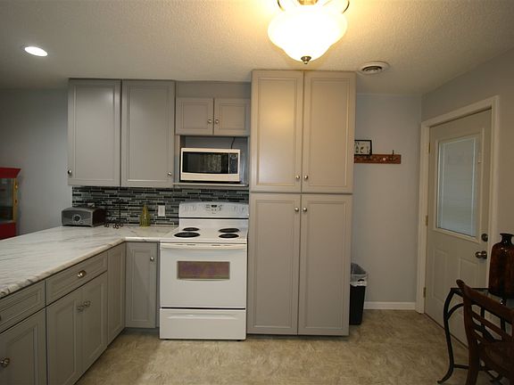 4th image of 944 1st Ave NE