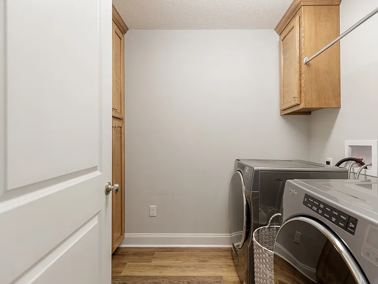 4051 Gramercy Dr — Photo 29