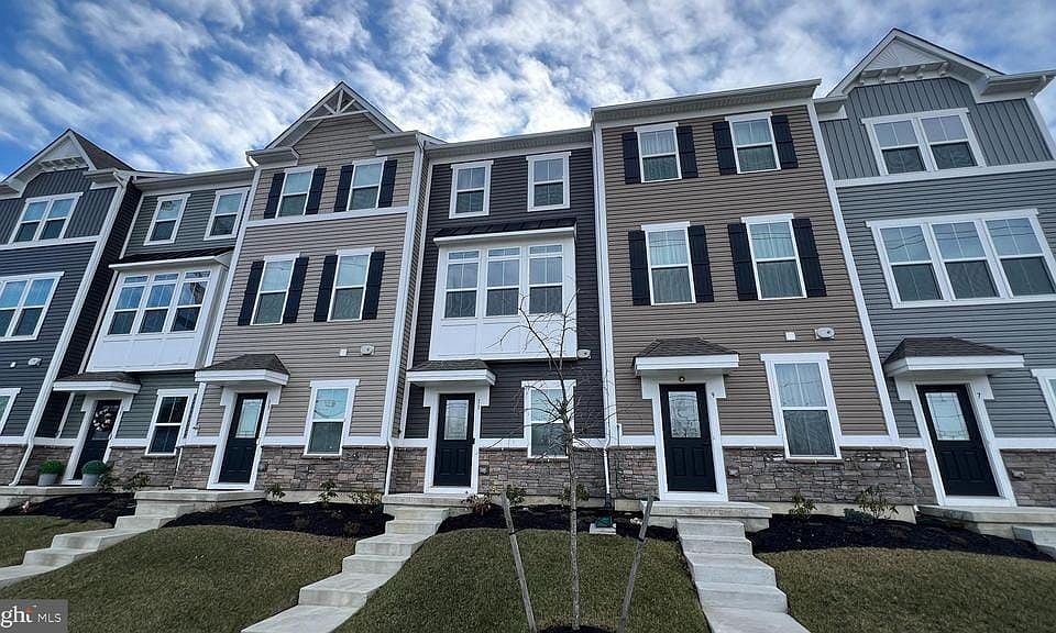 1st image of 11 Sidney Ln