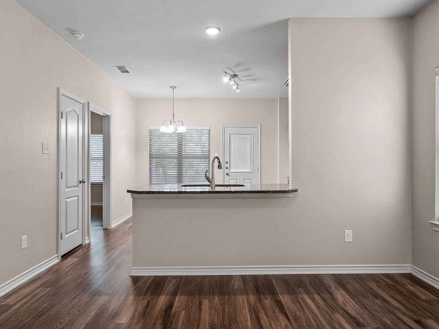 814 Hamilton Park Dr — Photo 4
