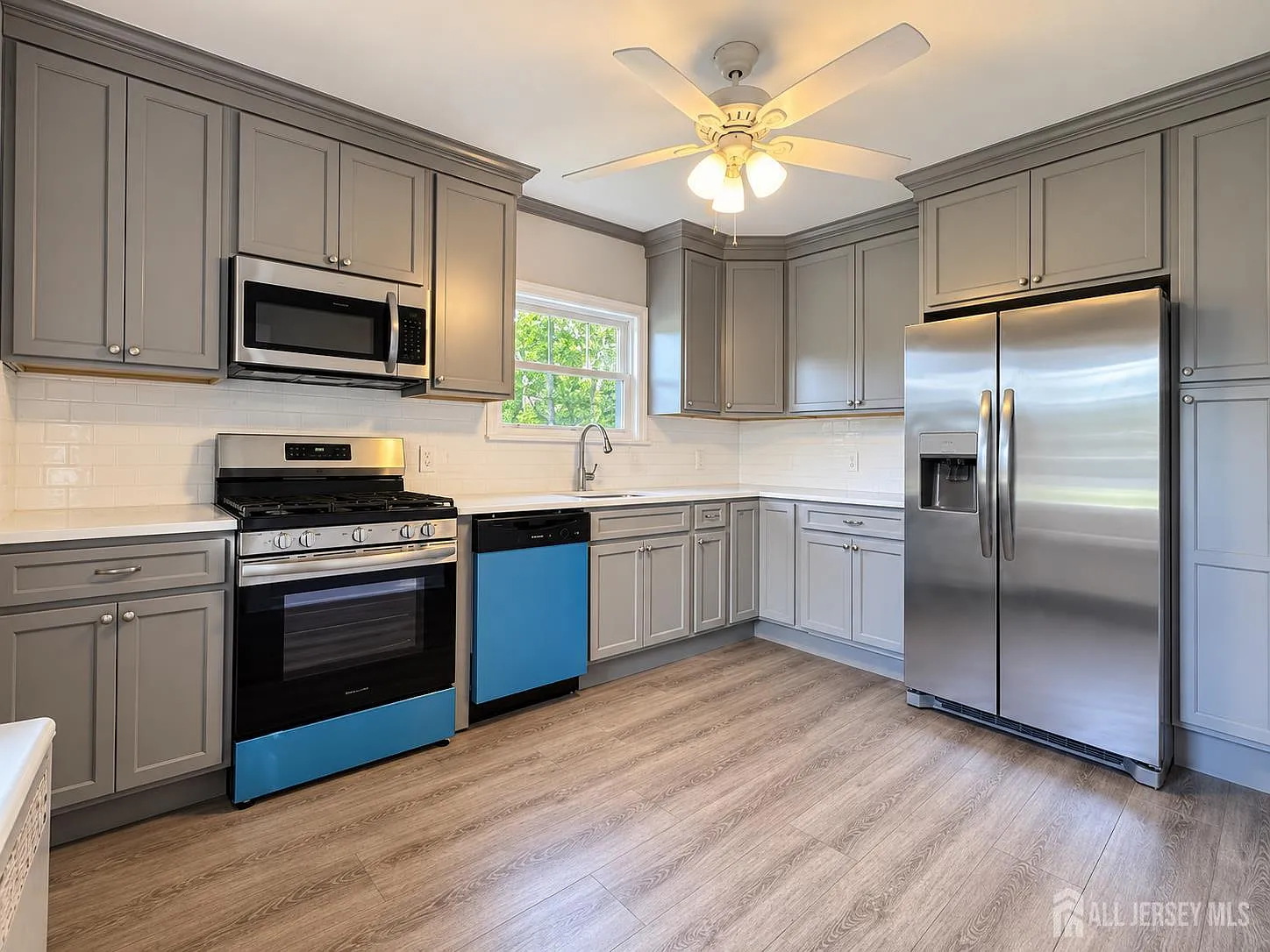 4 bed, 1.0 bath, 896 sqft, $3,100 — Photo 4