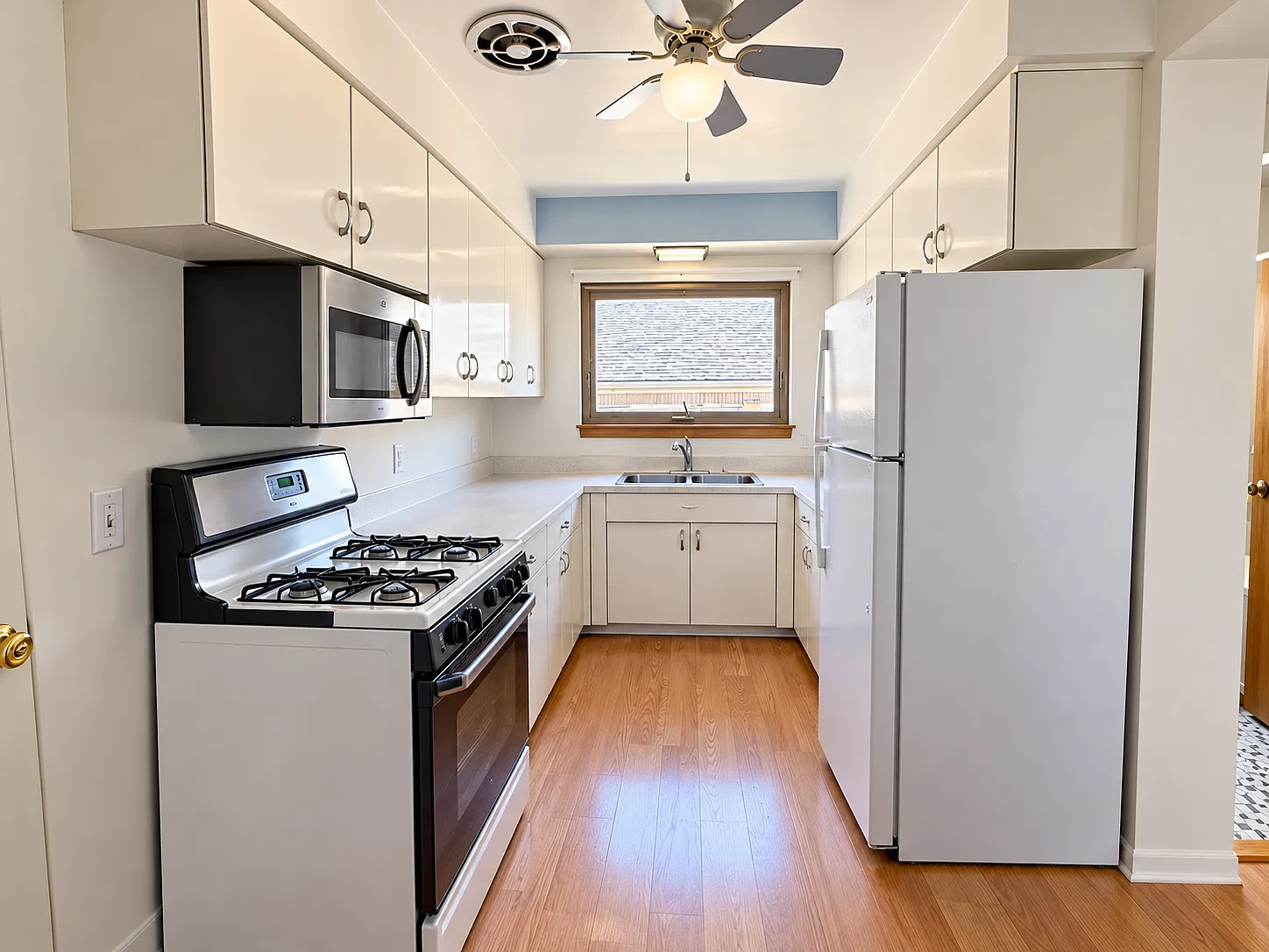 215 E 1st St — Photo 2