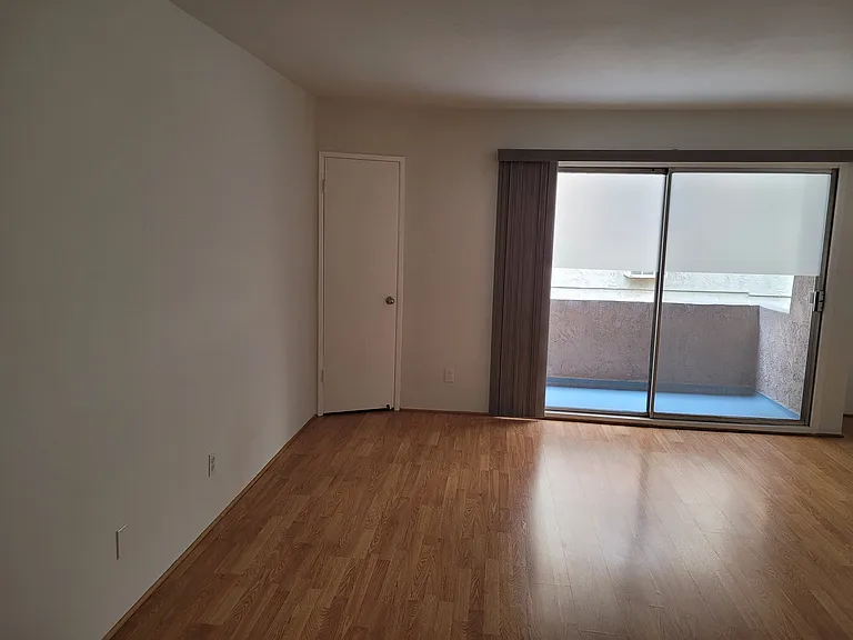 1410 Venice Blvd #6 — Photo 5