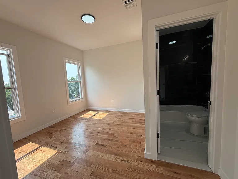 183 Woodside Ave #3R — Photo 4
