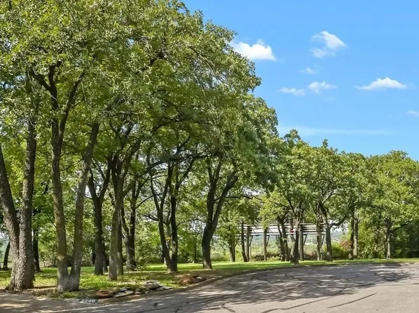 2210 Twin Elms Dr, Arlington, TX 76012