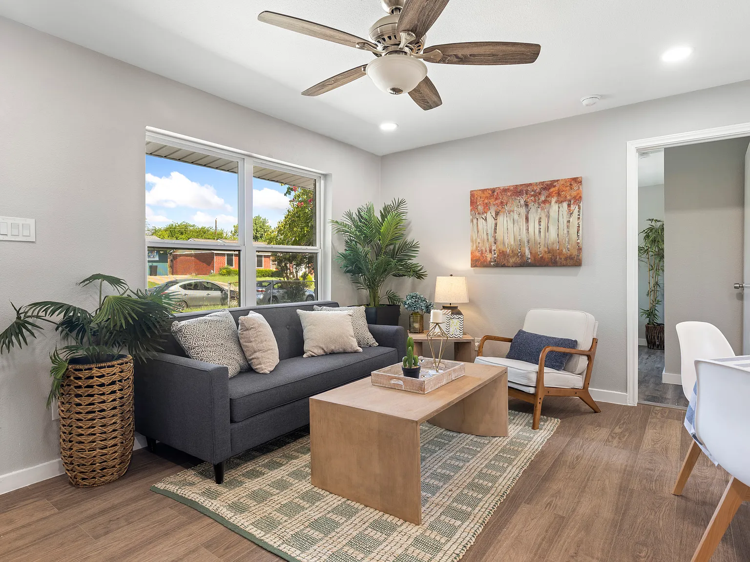 4 bed, 1100 sqft, $2,400 — Photo 2