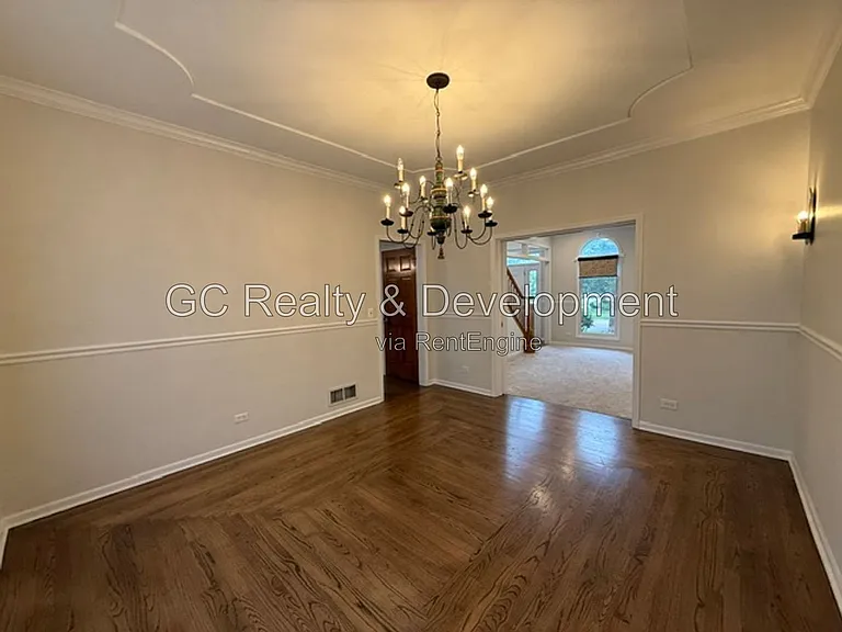 882 Clarendon Ln — Photo 6