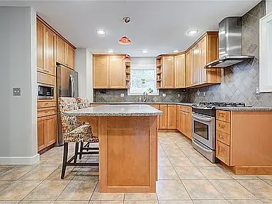 4 bed, 2300 sqft, $6,000 — Photo 1