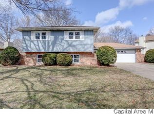 89 Carefree Dr, Chatham, IL 62629