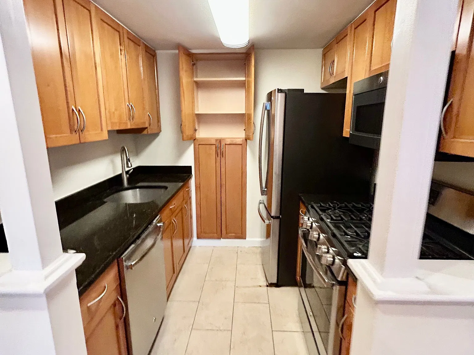 2 bed, 1.5 bath, 984 sqft, $3,570 — Photo 2