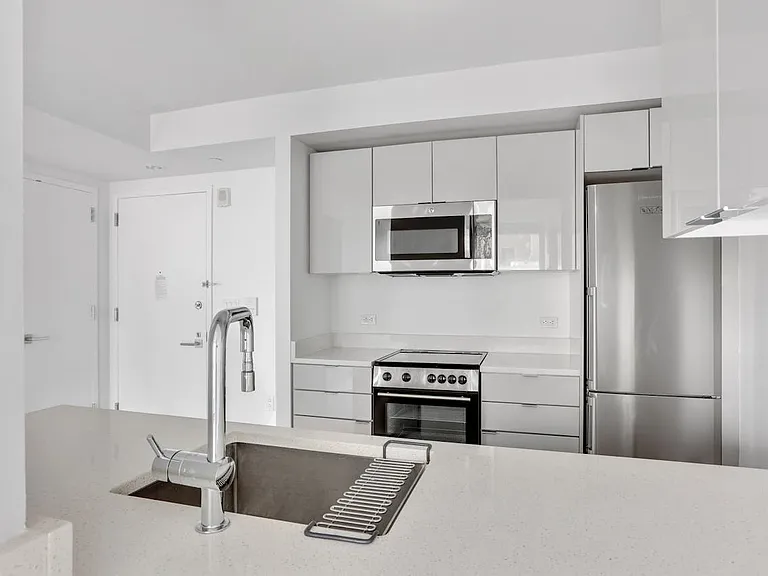 400 W 113th St #1505 — Photo 8