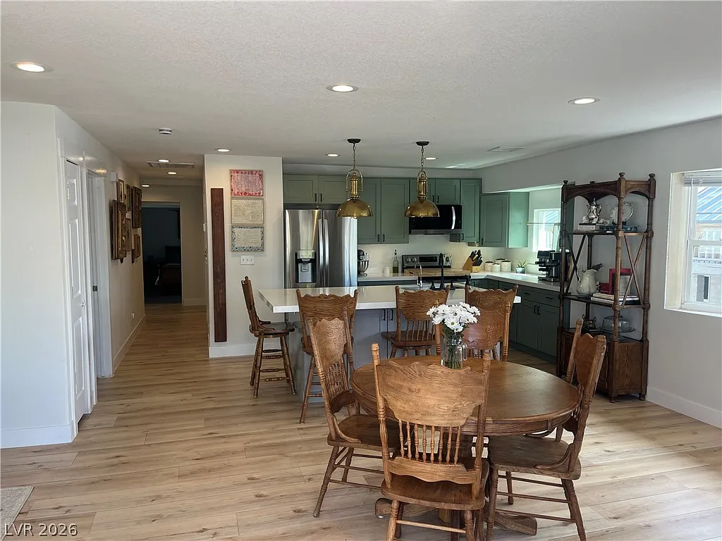 3 bed, 2.0 bath, 1305 sqft, $2,300 — Photo 4