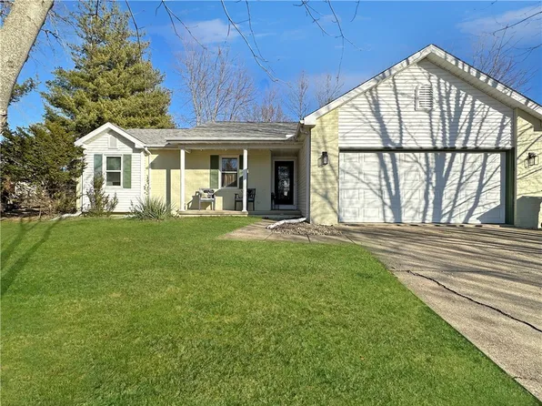 2511 Hidden Oaks Dr, Charleston, IL 61920