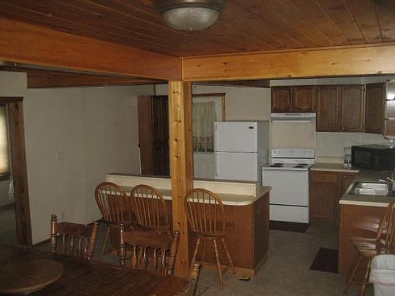 3rd image of 584 Washington St