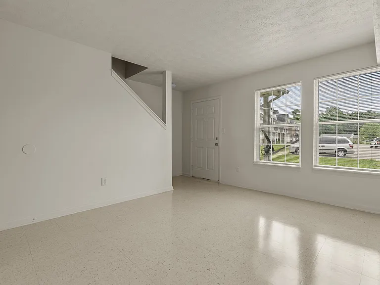 10439 Hillpark Dr — Photo 16