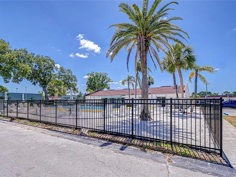 13870 Oakwood Ln — Photo 32