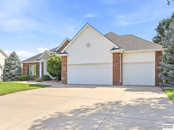 1208 Norton Dr, Papillion, NE 68046