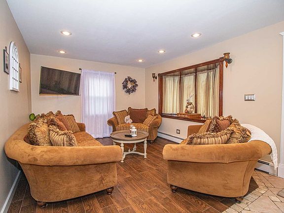 5th image of 47 Park Cir S