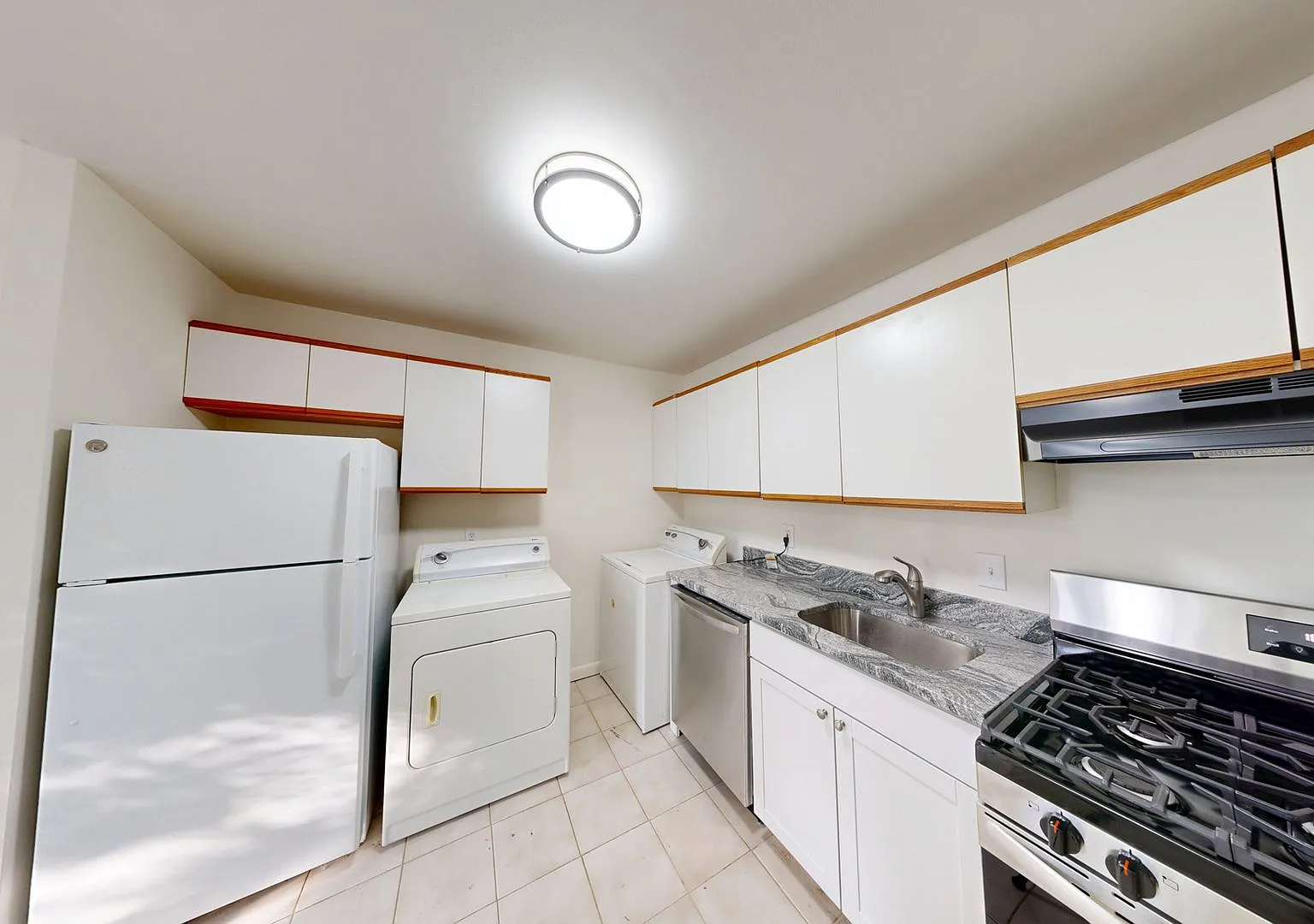 Fresh and ready 2Bed/1Bath - Close to Metro, Shopping, and Dining! — Photo 4