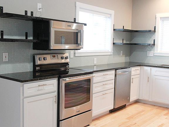 Maytag/Whirlpool Gold appliances, granite counters, glass tile back splash.