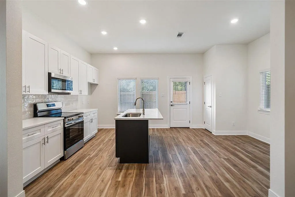 3 bed, 2.5 bath, 1447 sqft, $1,795 — Photo 3