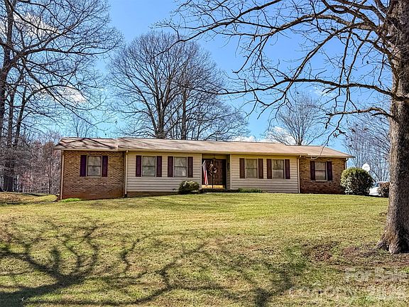 3rd image of 1017 3rd Ave NW