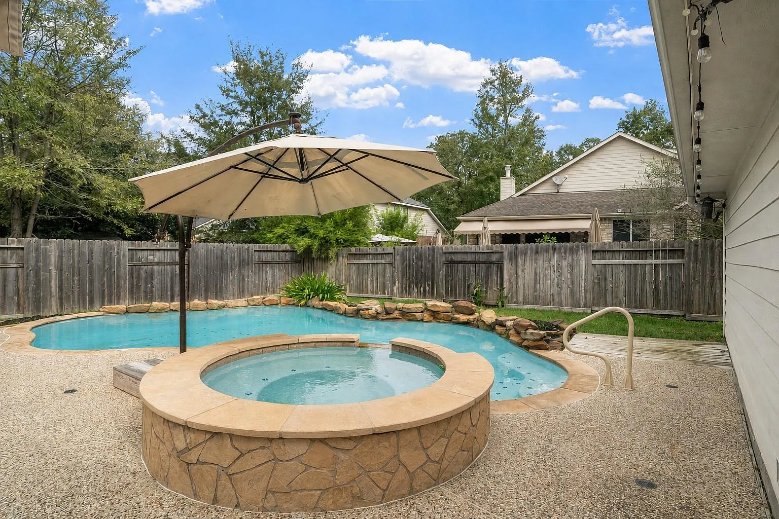 4 bed, 2.5 bath, 2520 sqft, $4,300 — Photo 2