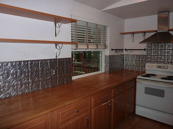 2nd image of 606 Acorn Ct SE