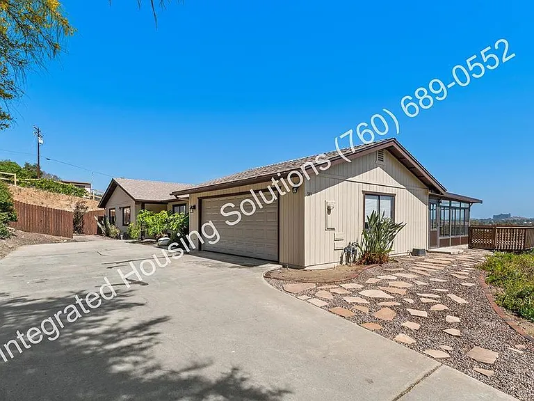 945 Pinon St — Photo 3