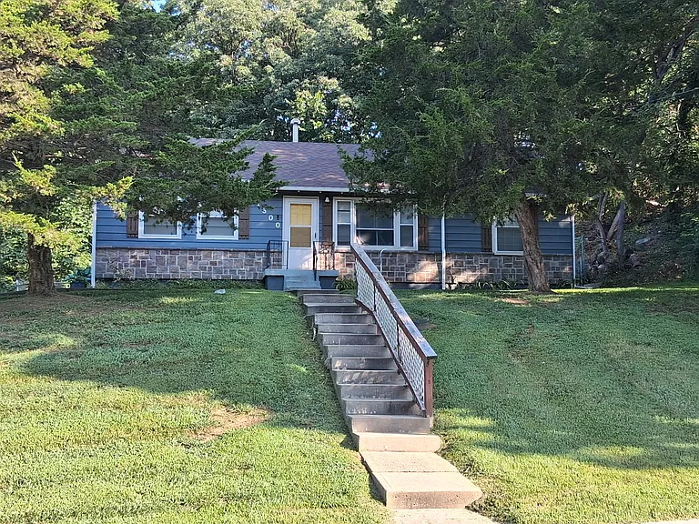 1600 Holt Ln — Photo 2