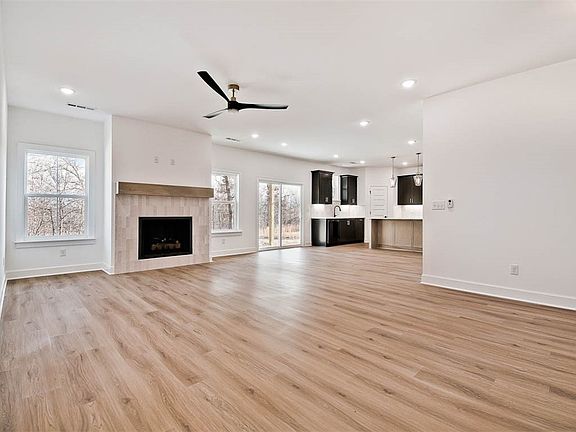3rd image of 247 Kinross Dr