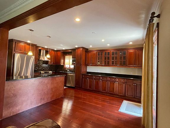 5th image of 715 Laconia Ave