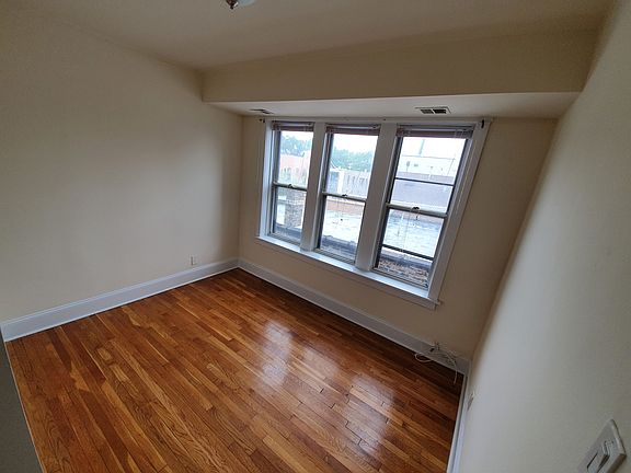 3rd image of 1236 N Wolcott Ave #3