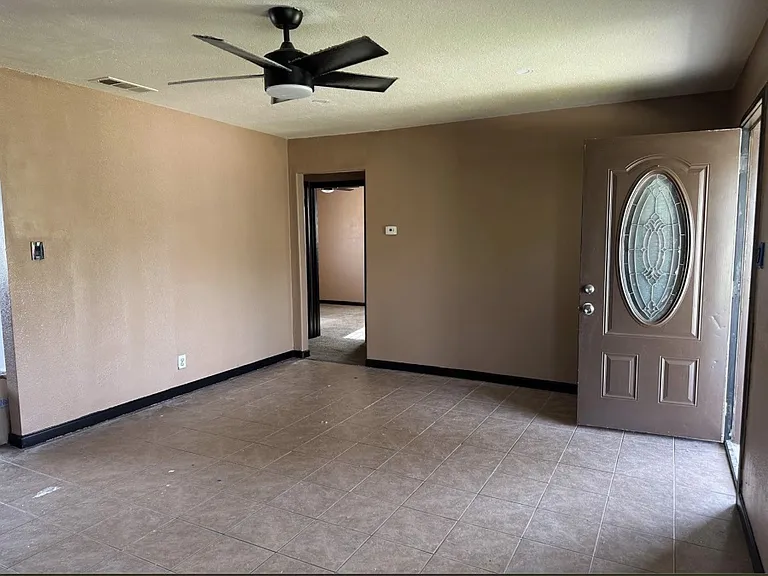 1635 W Fountain Way — Photo 2