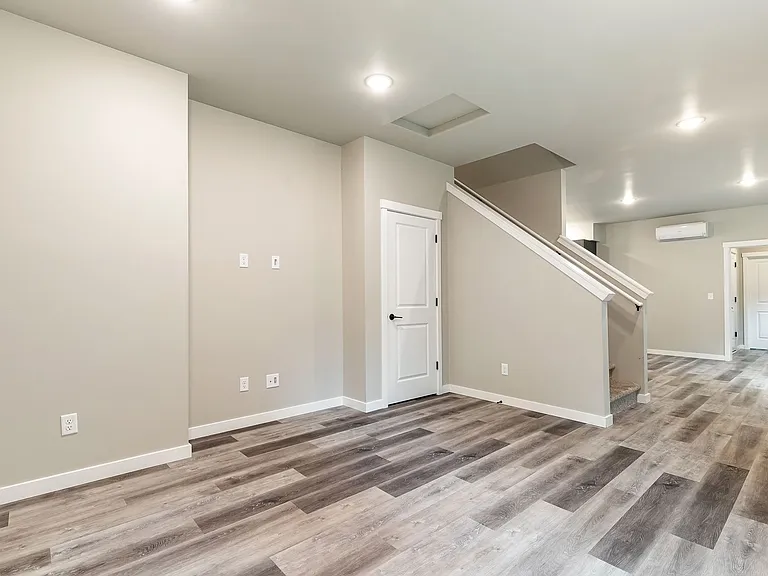 627 E St — Photo 7