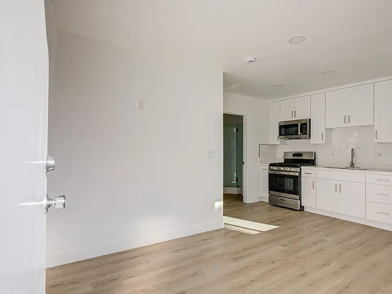 Berendo Street Apartments — Photo 17