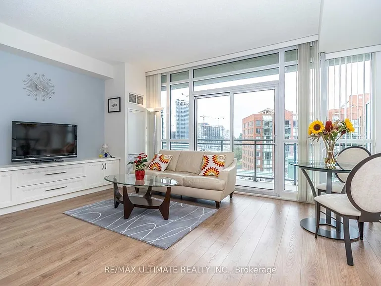 775 King St W #905 — Photo 3