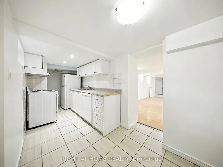 169 Lawrence Ave W #BASEMENT — Photo 4