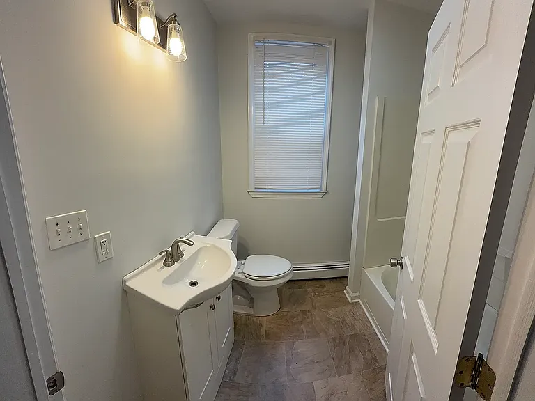 834 Woodlawn Ave — Photo 10