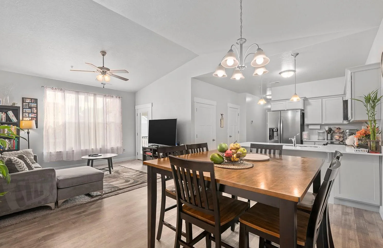3 bed, 1272 sqft, $1,782 — Photo 2