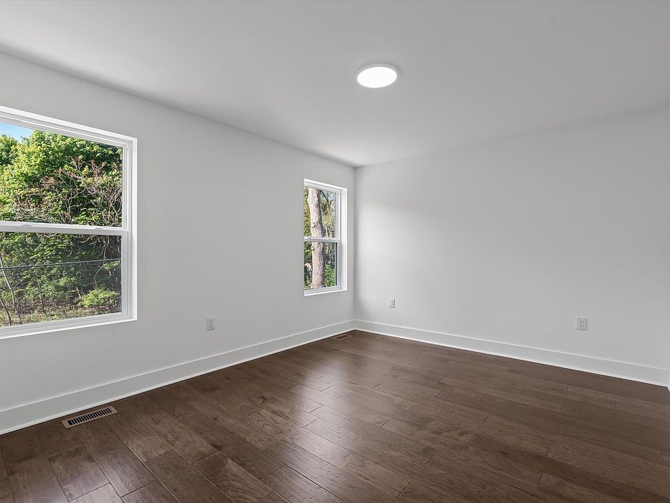 35635 Joy Rd, photo 23