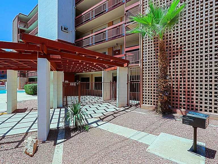 Ambassador West Apartments — Photo 18