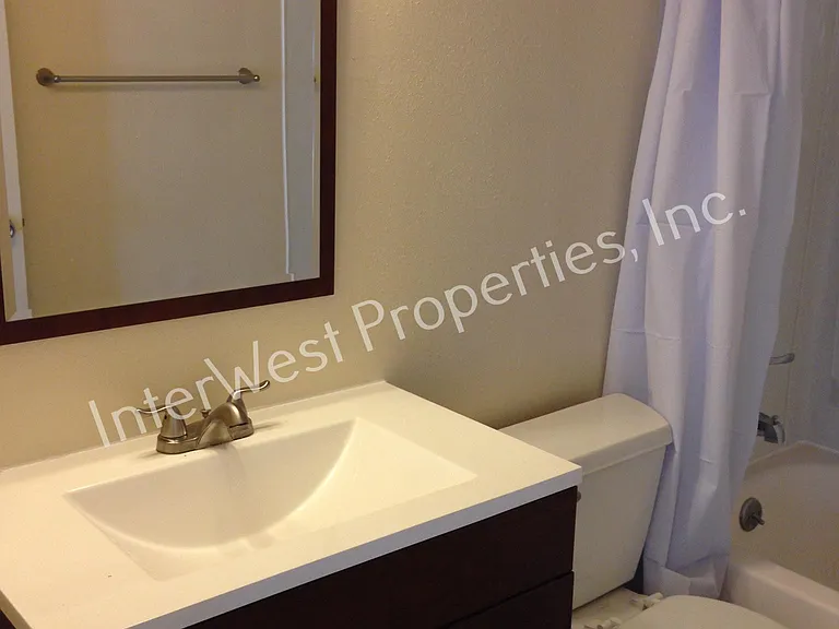 1040 W Powell Blvd — Photo 9