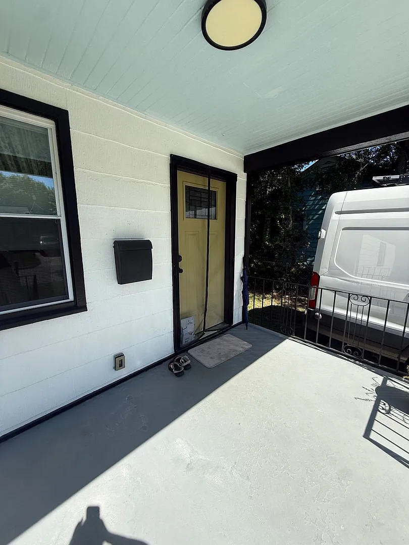 Charming (frunished) 2BR Savannah Bungalow with Fenced Yard — Photo 3