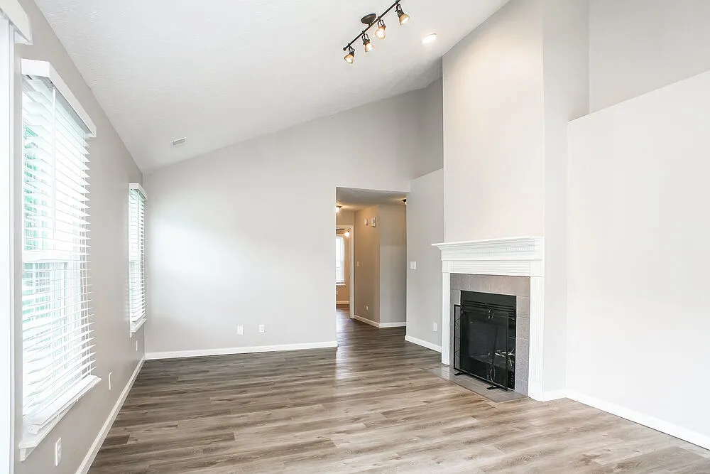 3 bed, 2.0 bath, 1240 sqft, $1,860 — Photo 3