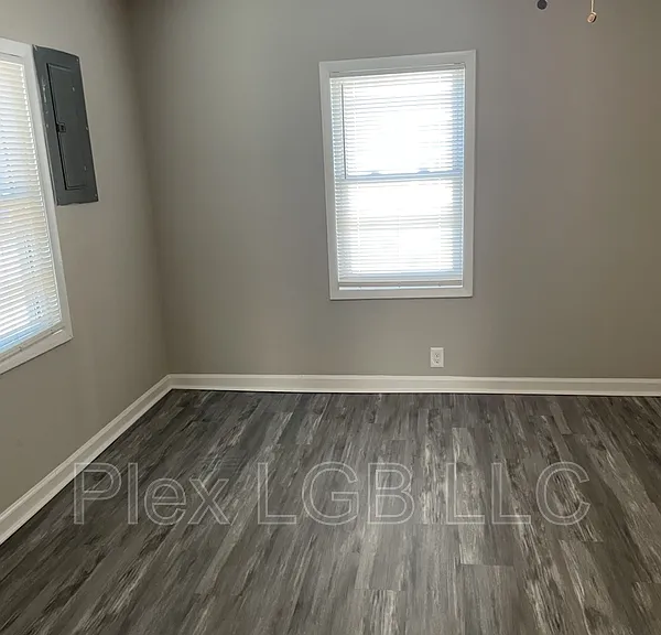 110 Oak Ln — Photo 3