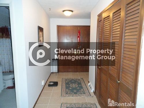 3rd image of 332 Royal Oak Blvd