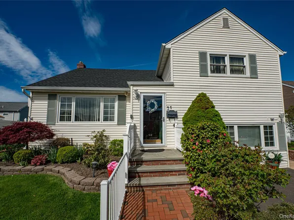 1 Marlboro Avenue, Massapequa, NY 11758