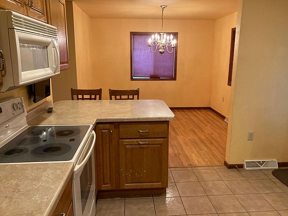 4th image of 4866-68 Hilltop Rd #B