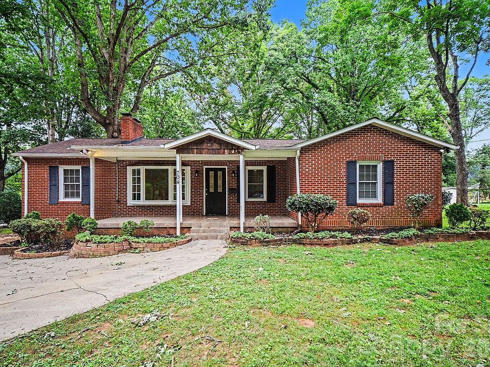 1st image of 704 1st Avenue Pl NE